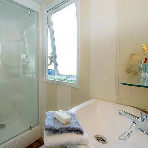 Stacaravan 6 personen - Comfort | 2 Slaapkamers | 4/6 Pers | Verhoogd terras | 1 Badkamer | Airconditioning | TV