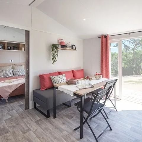 Stacaravan 6 personen - Premium stacaravan voor mindervaliden, 31 m² (2 slaapkamers) + terras, 4/6 personen