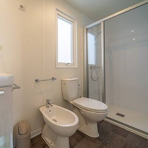 Stacaravan 4 personen - Mobile-home | Premium | 2 slaapkamers | 4 pers | Verhoogd terras | 2 badkamers | Airconditioning | TV