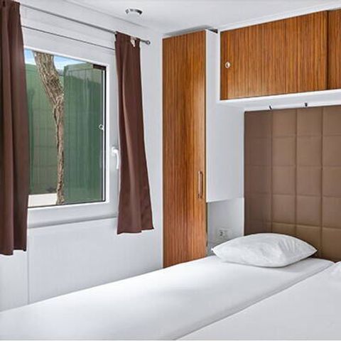Stacaravan 4 personen - Mobile-home | Premium | 2 slaapkamers | 4 pers | Verhoogd terras | 2 badkamers | Airconditioning | TV
