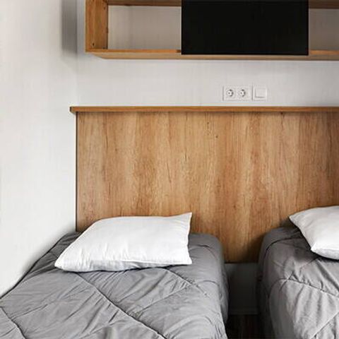 Stacaravan 4 personen - Mobile-home | Premium | 2 slaapkamers | 4 pers | Verhoogd terras | 2 badkamers | Airconditioning | TV