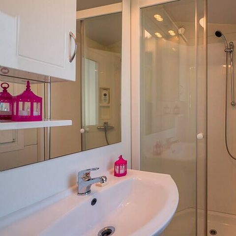 Stacaravan 6 personen - Comfort | 3 slaapkamers | 6 pers | Verhoogd terras | Airconditioning | TV