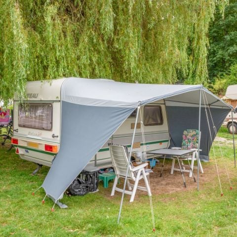 STAANPLAATS - Comfortpakket (1 tent, caravan of camper / 1 auto / elektriciteit 6A)