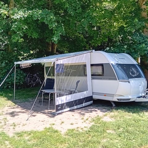 STAANPLAATS - Comfortpakket (1 tent, caravan of camper / 1 auto / elektriciteit 6A)