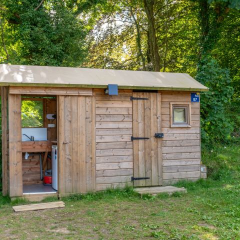 STAANPLAATS - Premium pakket: 6A plaats voorzien van een Freecamp (hut met sanitair)