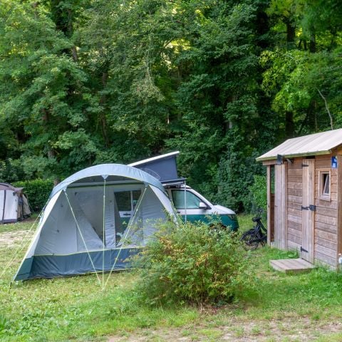 STAANPLAATS - Premium pakket: 6A plaats voorzien van een Freecamp (hut met sanitair)
