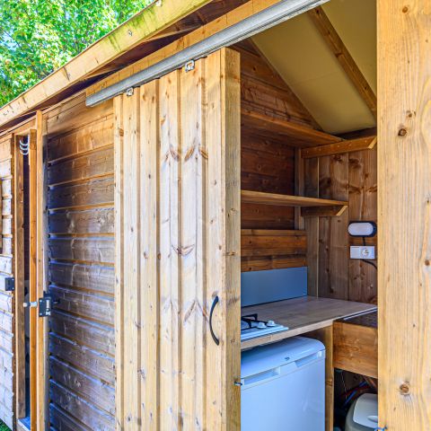 STAANPLAATS - Premium pakket: 6A plaats voorzien van een Freecamp (hut met sanitair)