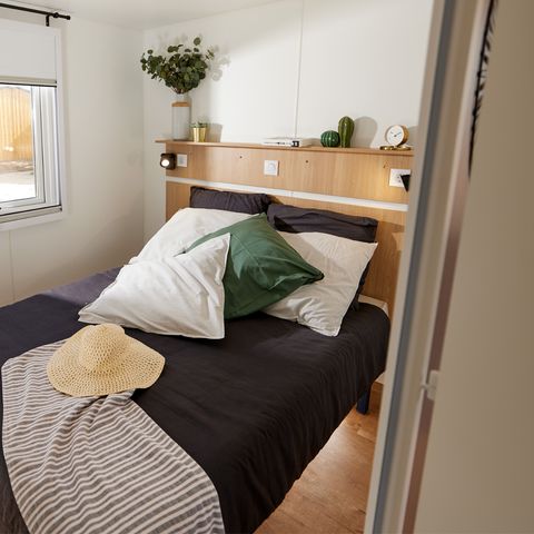 Stacaravan 4 personen - Homeflower Premium 29m² (2 kamers) + CLIM + halfoverdekt terras + TV + Bedlinnenpakket + handdoeken