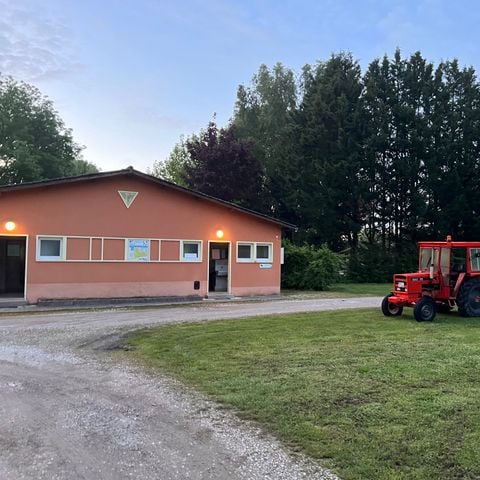 STAANPLAATS - 2 Pers + Elec 10 A