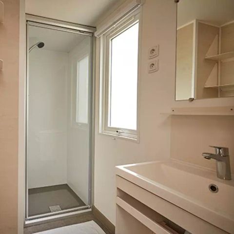 Stacaravan 4 personen - Comfort | 2 slaapkamers | 4 pers | Verhoogd terras | 2 badkamers | Airconditioning | TV