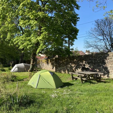 STAANPLAATS - Gedeelde tent voor 2 personen (zonder voertuig)