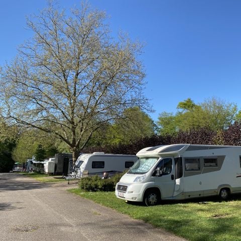 STAANPLAATS - Camping-Car Comfort Pakket 2 personen (Elec 10A, Sanitair)