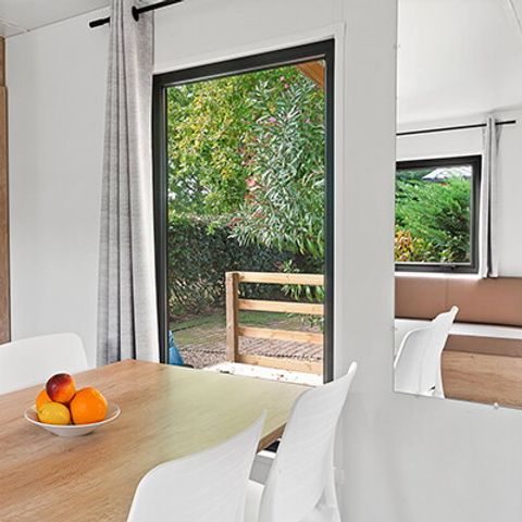 Stacaravan 4 personen - Mobile-home | Premium | 2 slaapkamers | 4 pers | Verhoogd terras | 2 badkamers | Airconditioning | TV