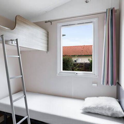 Stacaravan 4 personen - Stacaravan PMR | Comfort | 2 Slaapkamers | 4 Pers | Verhoogd terras | Airconditioning | TV
