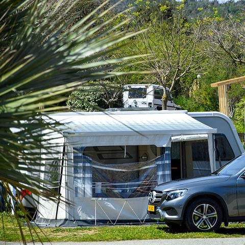 Kampeerplaats - Grand Confort : Kamer - 1 auto - Elektriciteit 10A - 100m² - 140m² - Drinkwaterfontein
