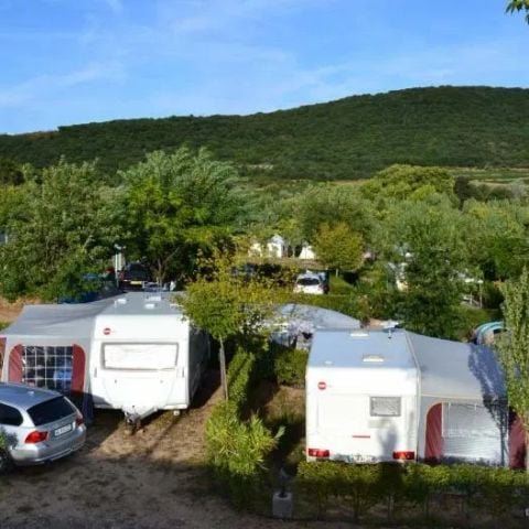 STAANPLAATS - Pakket voor 2 personen + 1 auto + 1 tent of 1 caravan 1 camper + optionele elektriciteit