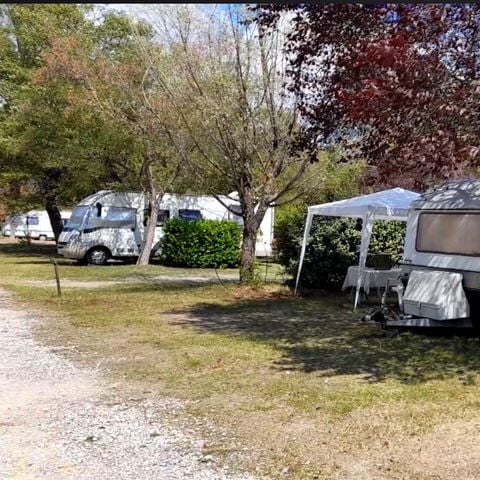 Kampeerplaats - Standplaats: auto - Tent/caravan of camper 2/6 pers met optionele elektriciteit