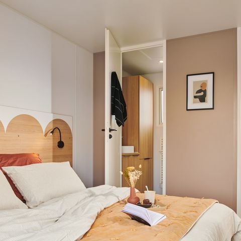 Stacaravan 6 personen - NIEUW // Premium Cottage 3 slaapkamers - 2 badkamers + 2 toiletten + Halfoverdekt terras + Airconditioning + TV