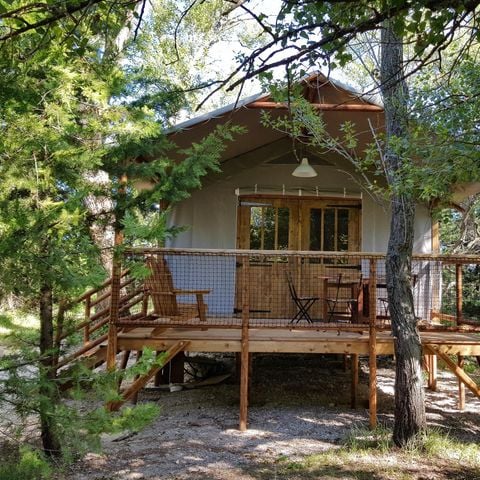 Safaritent 5 personen - Cabane Lodge Bois sur pilotis Confort 27m² 2 kamers - overdekt houten terras, schaduwrijk gedeelte 5 pers