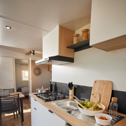 Stacaravan 4 personen - Premium 29 m² 2 slaapkamers semi-overdekt terras + airconditioning + LV