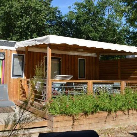 Stacaravan 4 personen - PREMIUM Hout 28m² - 2 kamers + overdekt terras + TV + LV +BBQ + SOLARIUM