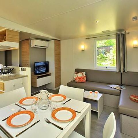 Stacaravan 6 personen - Stacaravan | Premium Exclusief | 3 slaapkamers | 6 pers | Terras Lounge | Jacuzzi | 2 badkamers | Airconditioning | TV