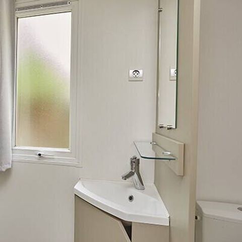 Stacaravan 4 personen - Stacaravan | Ultimate | 2 slaapkamers | 4 pers | Terras Lounge | Jacuzzi | 2 badkamers | Airconditioning | TV