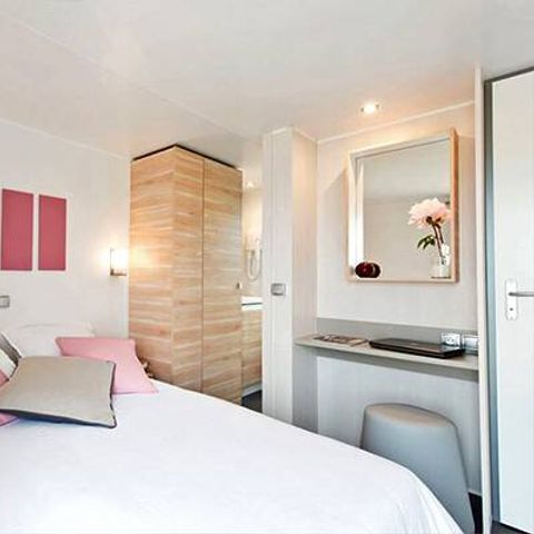 Stacaravan 4 personen - Stacaravan | Ultimate | 2 slaapkamers | 4 pers | Terras Lounge | Jacuzzi | 2 badkamers | Airconditioning | TV