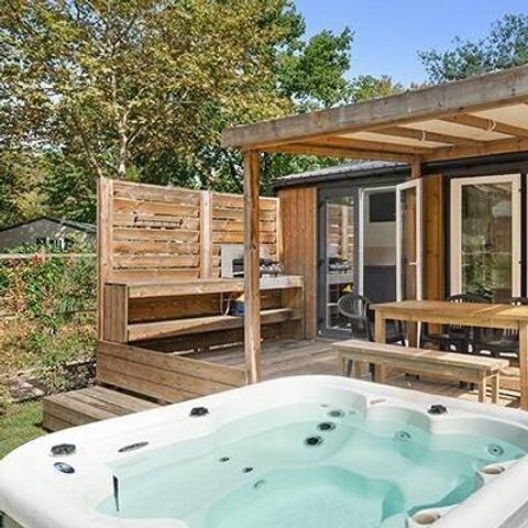Stacaravan 4 personen - Stacaravan | Ultimate | 2 slaapkamers | 4 pers | Terras Lounge | Jacuzzi | 2 badkamers | Airconditioning | TV