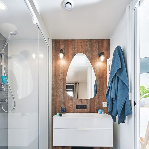 Stacaravan 6 personen - Premium 22-28m² - 2 slaapkamers + TV + Overdekt terras & Bedlinnenpakket voor eenmalig gebruik* *)