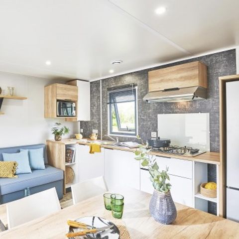 Stacaravan 6 personen - Premium 22-28m² - 2 slaapkamers + TV + Overdekt terras & Bedlinnenpakket voor eenmalig gebruik* *)