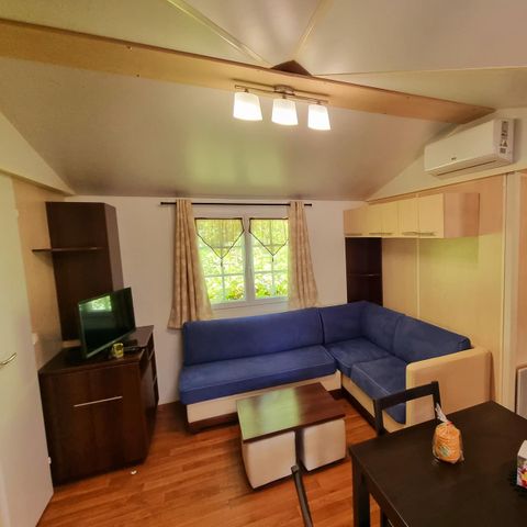 Stacaravan 6 personen - Premium 22-28m² - 2 slaapkamers + TV + Overdekt terras & Bedlinnenpakket voor eenmalig gebruik* *)