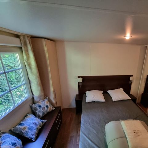 Stacaravan 6 personen - Premium 22-28m² - 2 kamers + TV + Overdekt terras & Bedlinnenpakket aanwezig