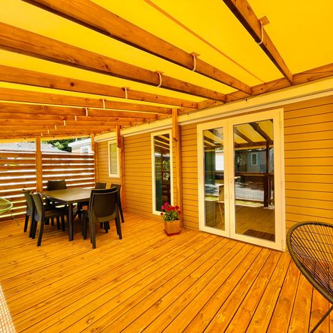 Stacaravan 8 personen - Premium 30-40m² - 3 kamers + TV + Overdekt terras & Bedlinnenpakket voor eenmalig gebruik* *)