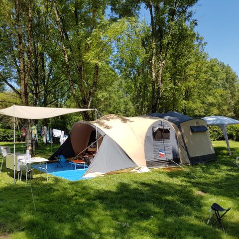 STAANPLAATS - Comfortpakket (1 tent, caravan of camper / 1 auto / 10A elektriciteit)
