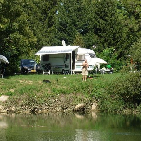 STAANPLAATS - Privilege pakket (1 tent, caravan of camper / 1 auto / 10A elektriciteit) - rivierzijde