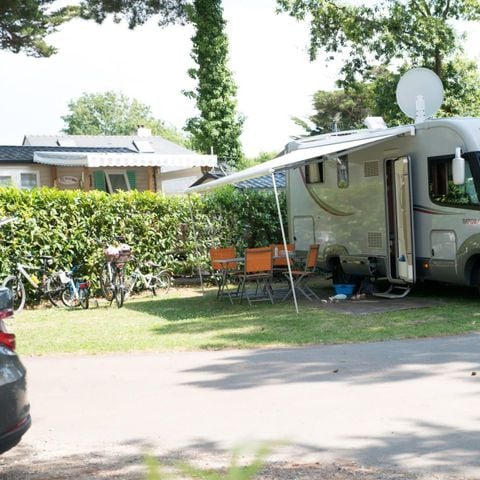 STAANPLAATS - Kampeerwagen 35 M² Elektriciteit inbegrepen
