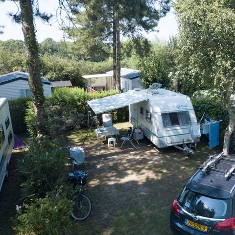 STAANPLAATS - voor Caravan of tent van 80M² inclusief 2 personen, elektriciteit en een voertuig
