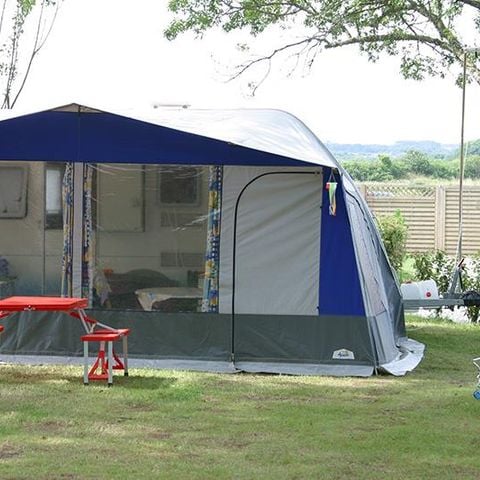 STAANPLAATS - voor Caravan of tent van 80M² inclusief 2 personen, elektriciteit en een voertuig
