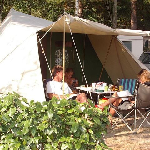 STAANPLAATS - voor Caravan of tent van 80M² inclusief 2 personen, elektriciteit en een voertuig