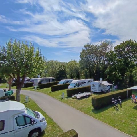 STAANPLAATS - Comfortpakket (1 tent, caravan of camper / 1 auto / 16A elektriciteit)