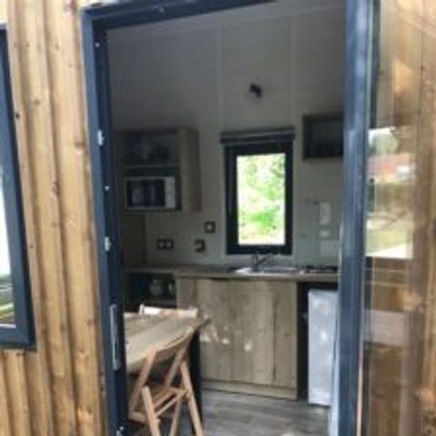 UNIEKE ACCOMMODATIE 2 personen - 16-Tiny House 17m2 (2bed - 1/4 pers.) + Jaccuzzi + opgemaakte bedden + handdoek + drankkit + TV + airconditioning - prijs voor 2 personen