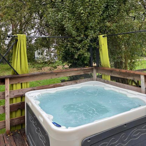 UNIEKE ACCOMMODATIE 2 personen - 16-Tiny House 17m2 (2bed - 1/4 pers.) + Jaccuzzi + opgemaakte bedden + handdoek + drankkit + TV + airconditioning - prijs voor 2 personen