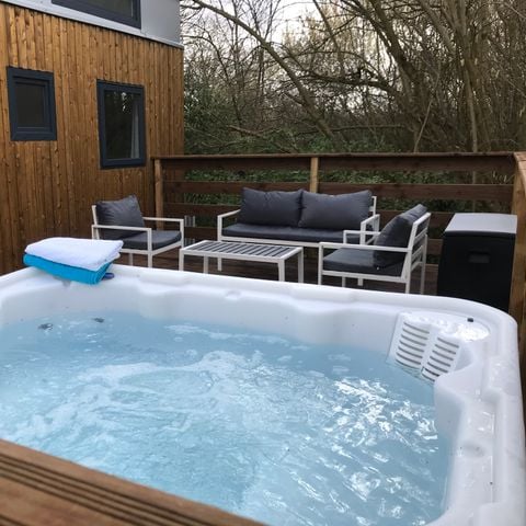 UNIEKE ACCOMMODATIE 2 personen - 16-Tiny House 17m2 (2bed - 1/4 pers.) + Jaccuzzi + opgemaakte bedden + handdoek + drankkit + TV + airconditioning - prijs voor 2 personen