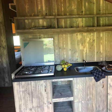 Safaritent 2 personen - 17-Tente safari Woody Deluxe 30m2 (2bed - 2/5 pers.) + Jaccuzzi + Opgemaakte bedden + handdoek + drankkit - prijs voor 2 personen