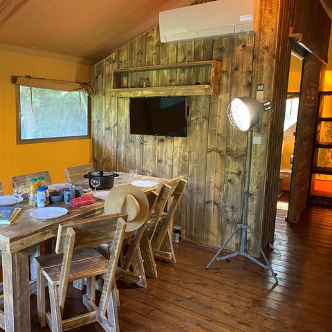 Safaritent 2 personen - 17-Tente safari Woody Deluxe 30m2 (2bed - 2/5 pers.) + Jaccuzzi + Opgemaakte bedden + handdoek + drankkit - prijs voor 2 personen