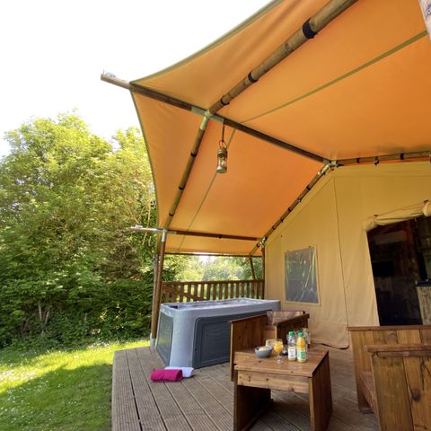 Safaritent 2 personen - 17-Tente safari Woody Deluxe 30m2 (2bed - 2/5 pers.) + Jaccuzzi + Opgemaakte bedden + handdoek + drankkit - prijs voor 2 personen
