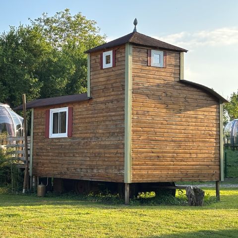 UNIEKE ACCOMMODATIE 2 personen - 18-Château Mobile 28m2 (2bed - 2/6pers.) + TV+Clim + Jaccuzzi + opgemaakte bedden + handdoeken + drankkit - prijs voor 2 personen