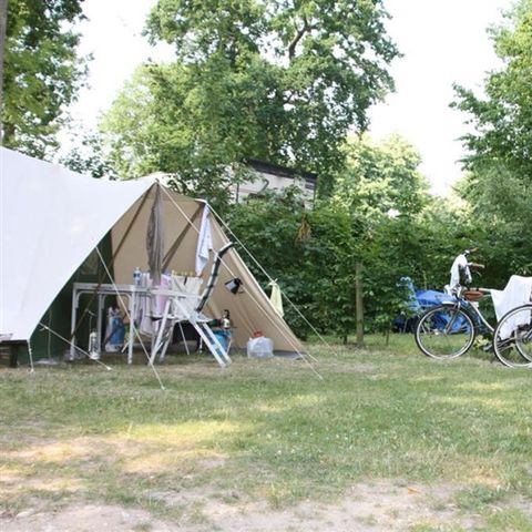 Kampeerplaats - Grand Confort standplaats - Water / elektriciteit / afvoer