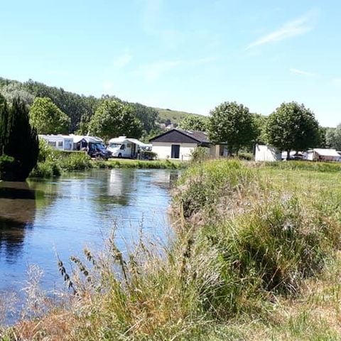 STAANPLAATS - Kale standplaats voor tent, caravan of camper (met elektriciteit)